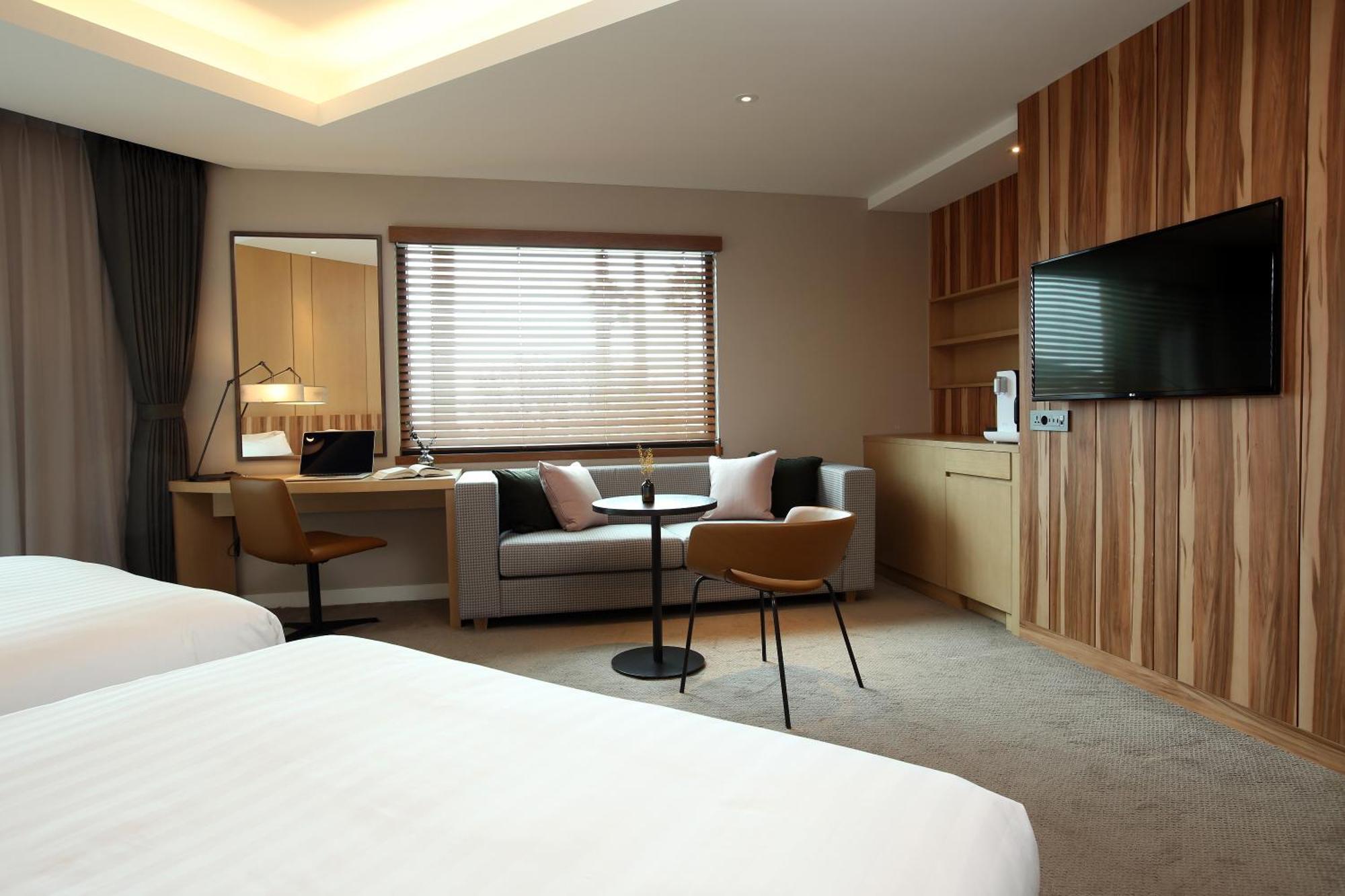 The Suites Hotel Jeju Seogwipo Exterior foto